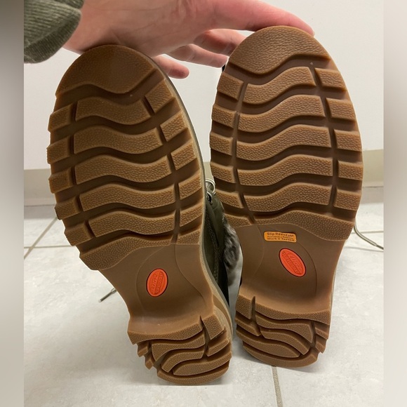 Lugz “Empire” water resistant boots with faux fur trim - Picture 9 of 9